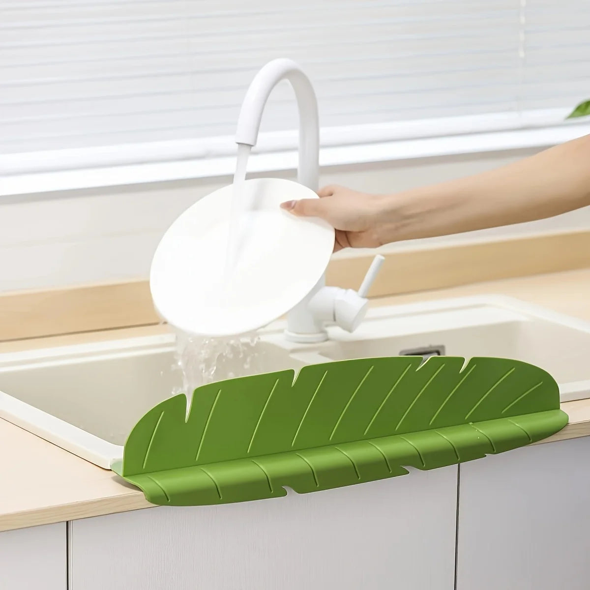 Kitchen sink dishwashing and vegetable splash-proof suction cup partition silicone water retaining plate